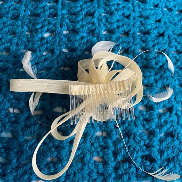 Cream/ivory fascinator - Picture 1 of 2